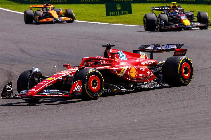 Charles Leclerc batosta dalla Mercedes