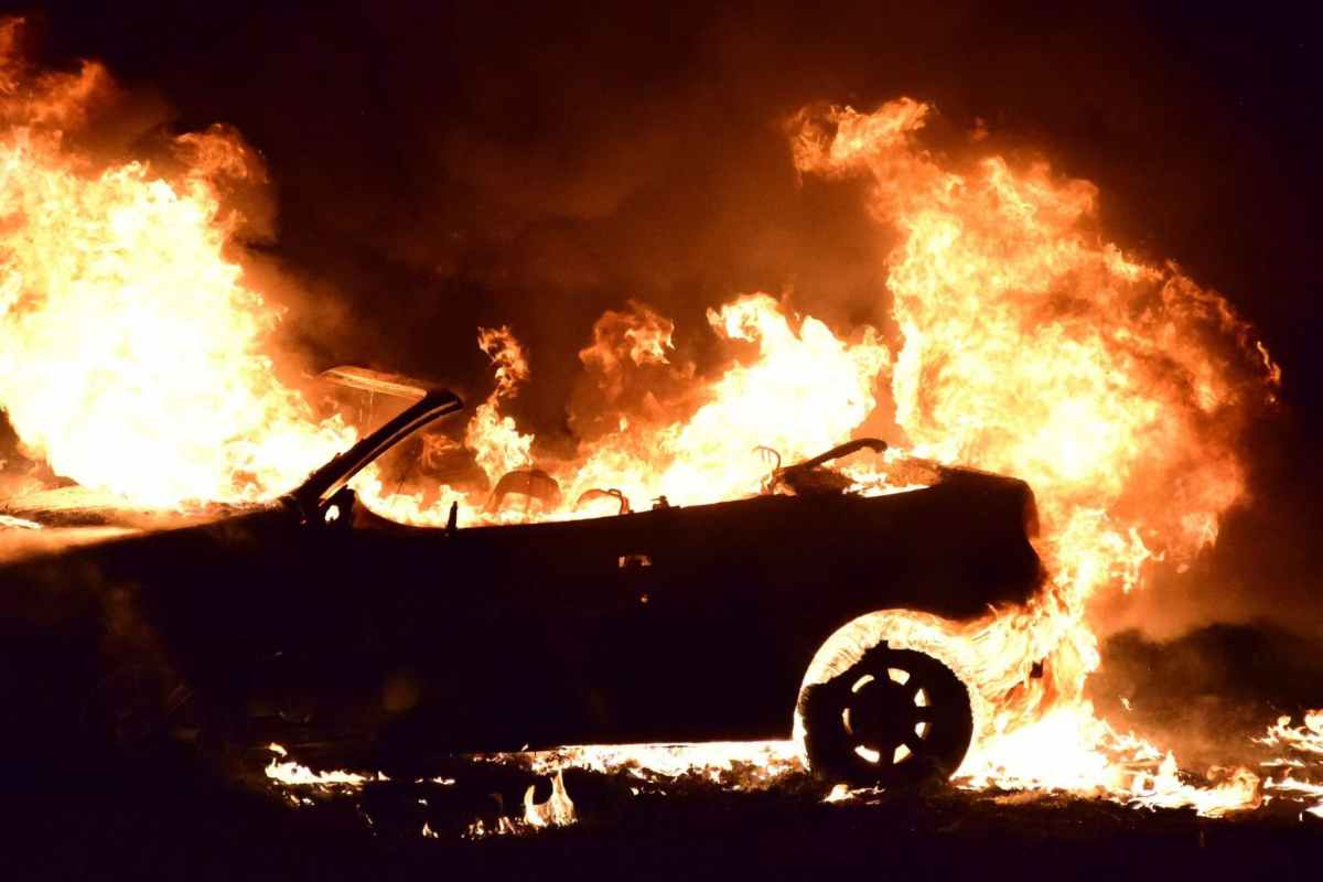 Auto leggendaria finisce in fiamme