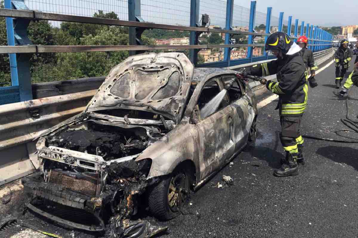 Incendio auto disastro